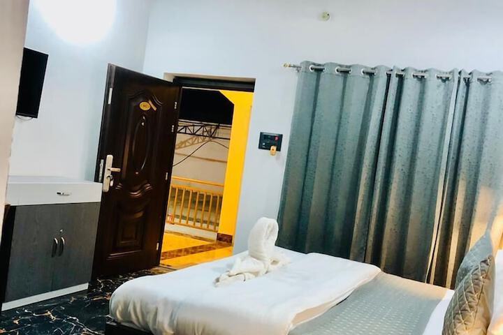 Room 25 of 37