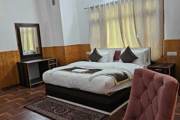 Room 4 of 17