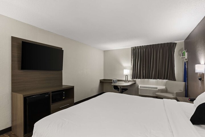 1 King Bed (5 of 6)