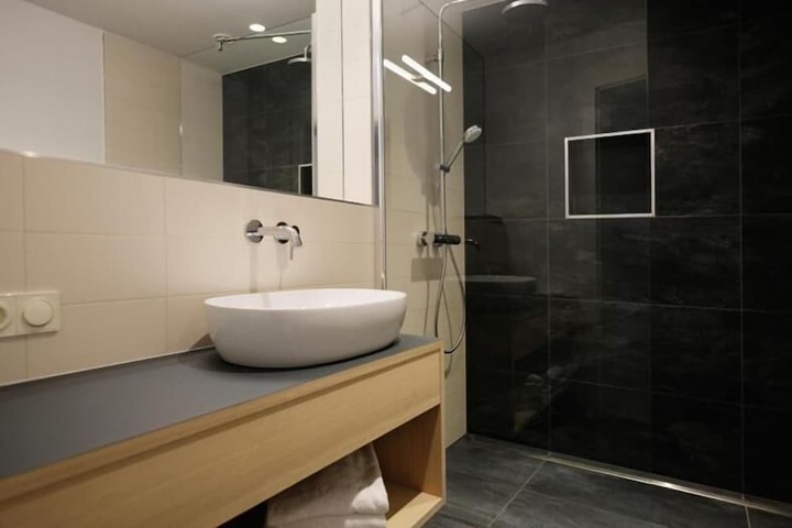 Room 6 of 25