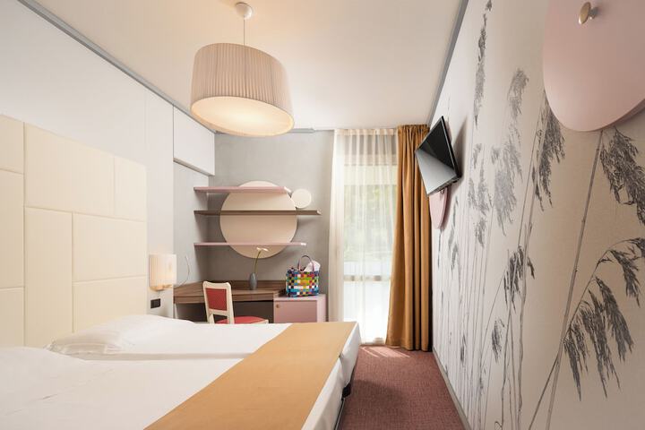 Room 12 of 68
