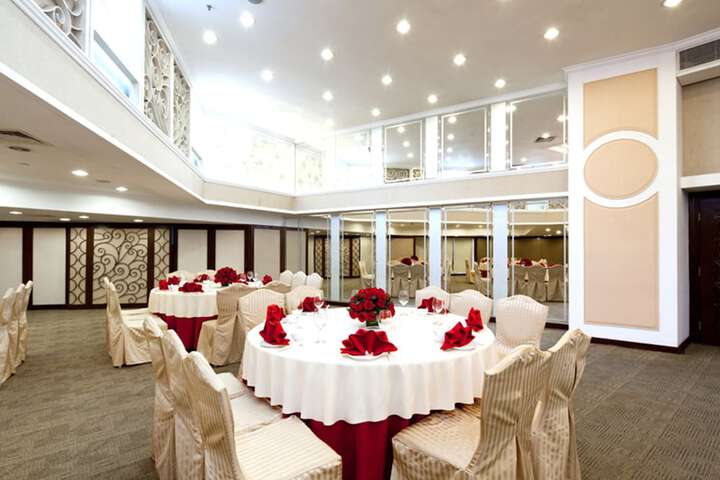 Ballroom/Hall 34 of 38