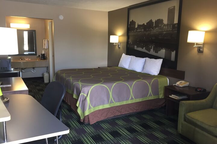 1 King Bed (8 of 10)