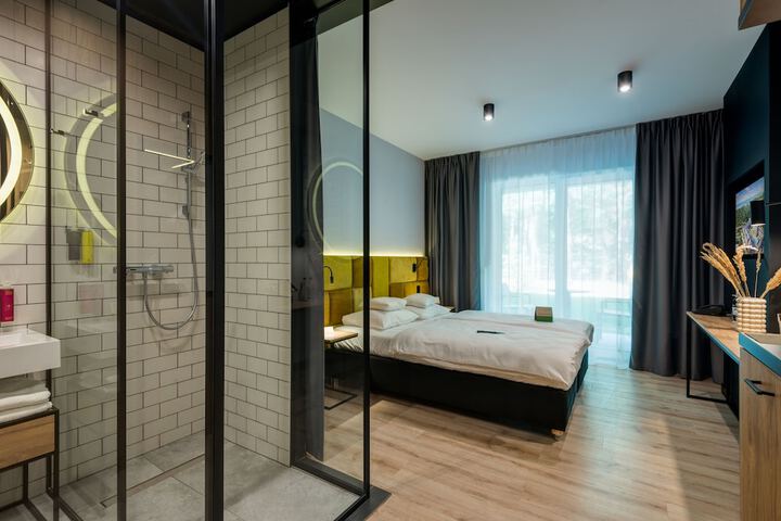 Room 3 of 95