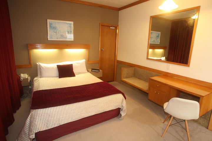 Room 11 of 32