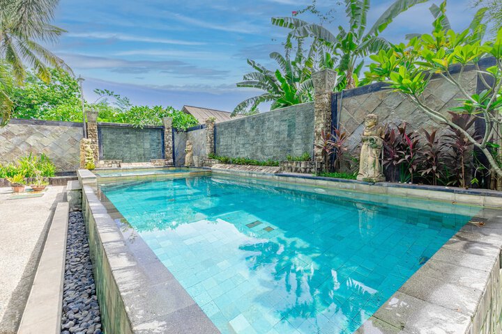 Hotel Pool