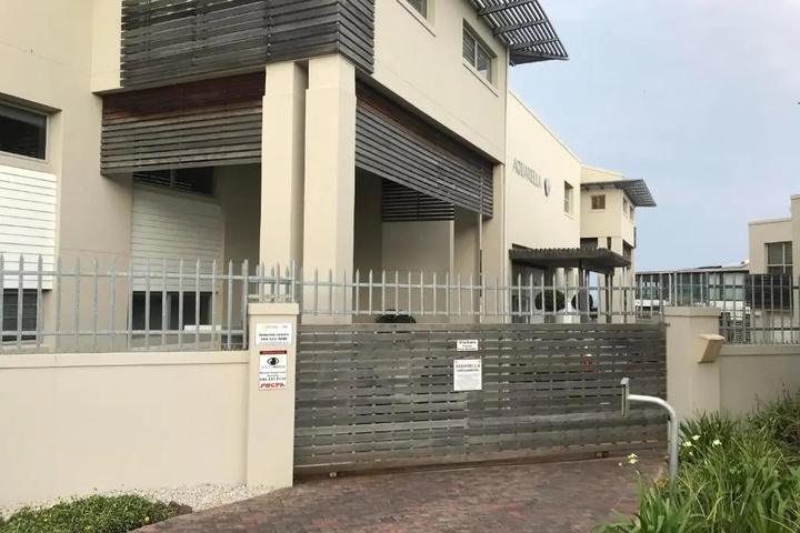 The Aqua Sleeps 4 Patio & Sea Views