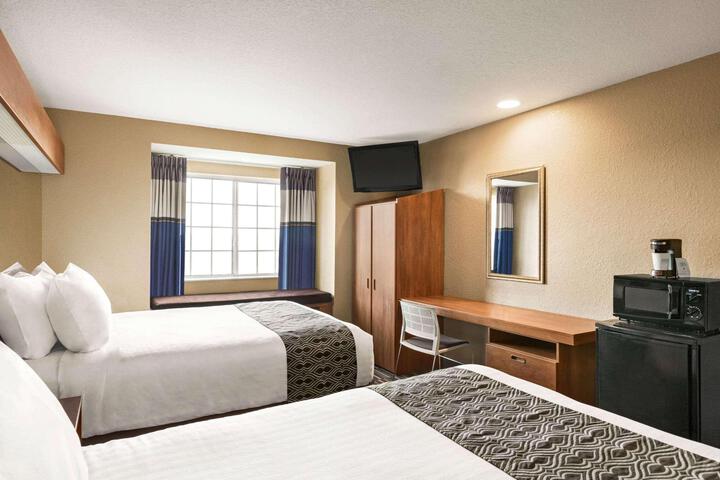 1 Queen Bed (18 of 20)