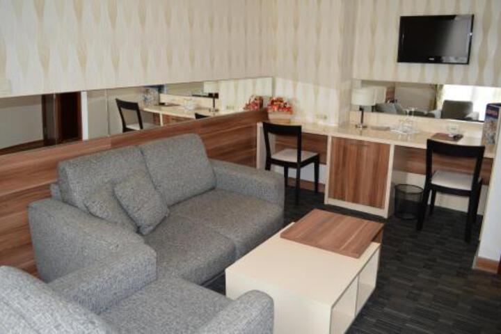 Suite 30 of 31
