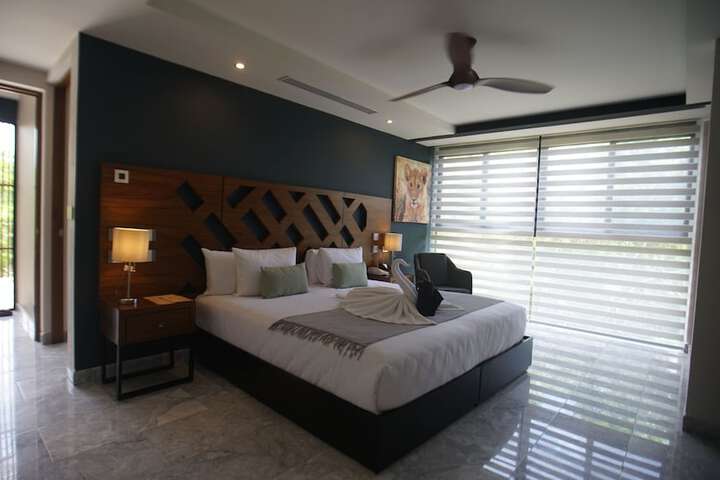 Room 33 of 74