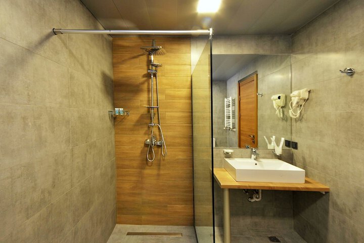 Room 9 of 34