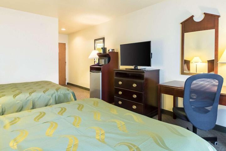 2 Queen Beds (1 of 13)