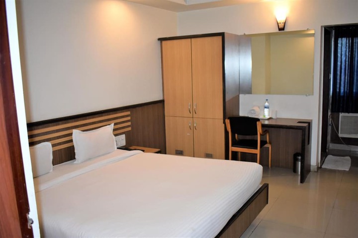 Room 13 of 27