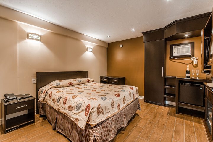 Deluxe Queen Bed (15 of 58)