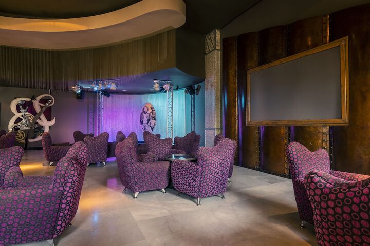 Lounge 110 of 165