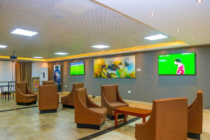 Lounge 122 of 159