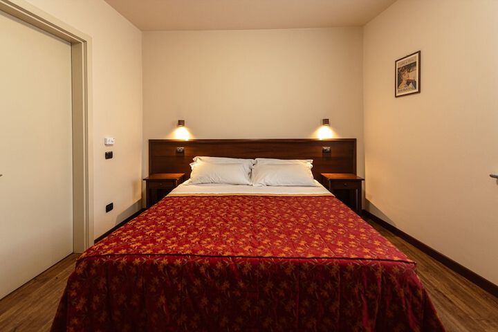 Room 13 of 33
