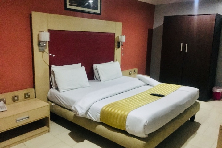 Room 9 of 37