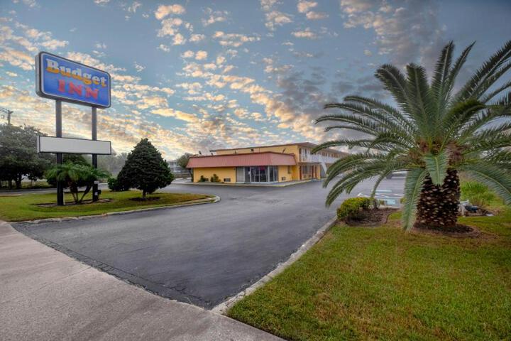Exterior of Budget Inn West Melbourne