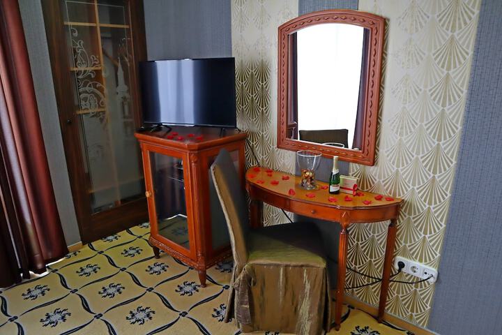 Room 28 of 87