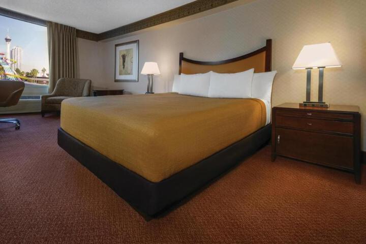 Casino Tower King Room (5 of 16)