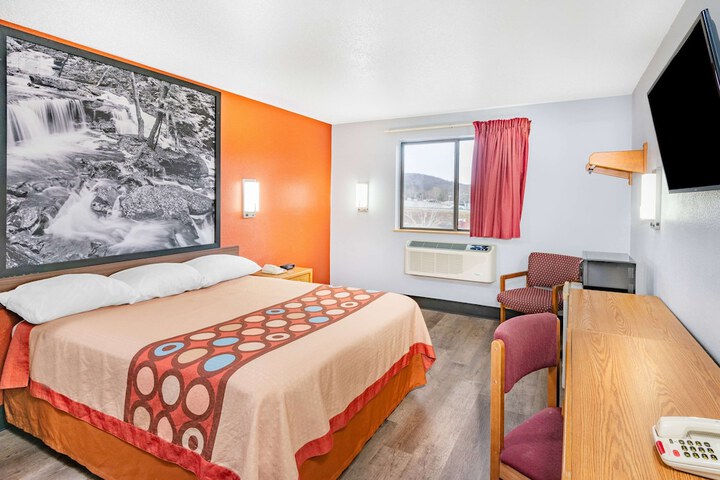 1 Queen Bed (1 of 12)