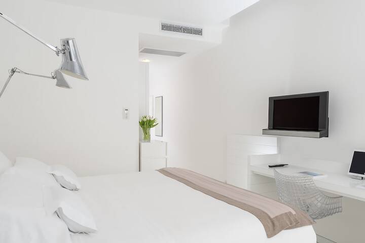 Room 12 of 170