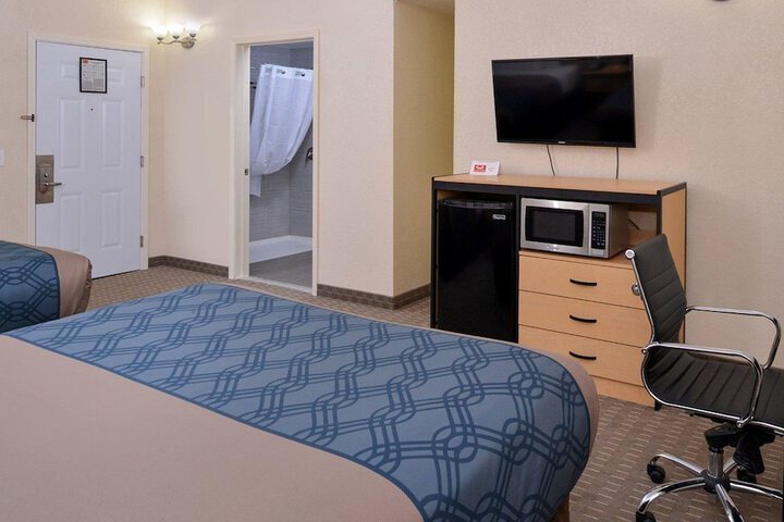 1 Queen Bed (16 of 17)