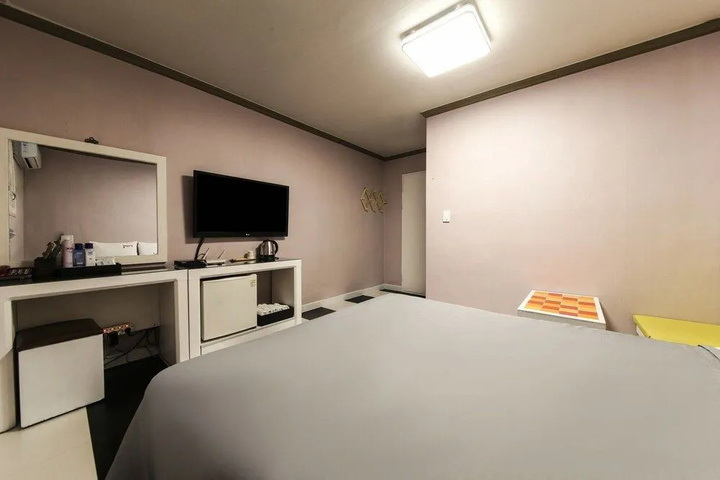 Room 6 of 11
