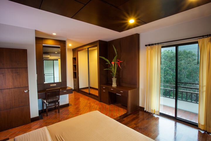 Room 5 of 33
