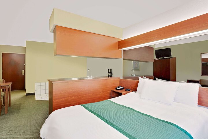 Room 8 of 28