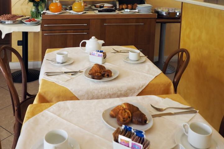 Breakfast/Coffee Service 25 of 37