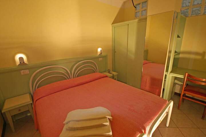 Room 7 of 33