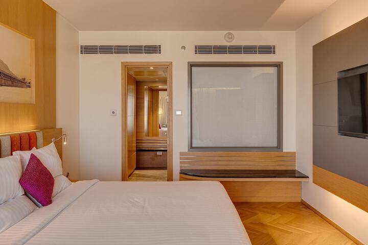Room 17 of 104