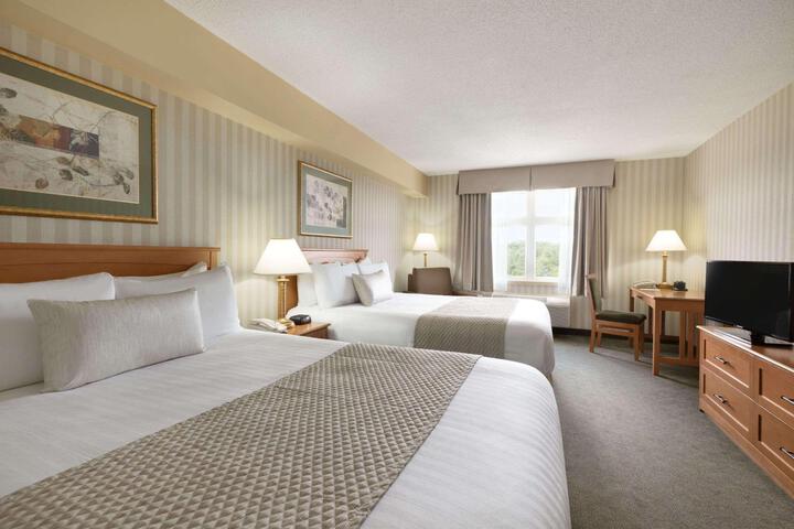 1 Queen Bed (6 of 12)