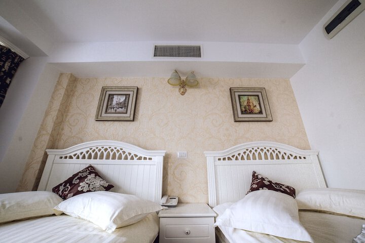 Room 9 of 38