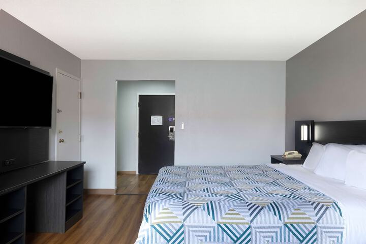 1 King Bed (3 of 10)