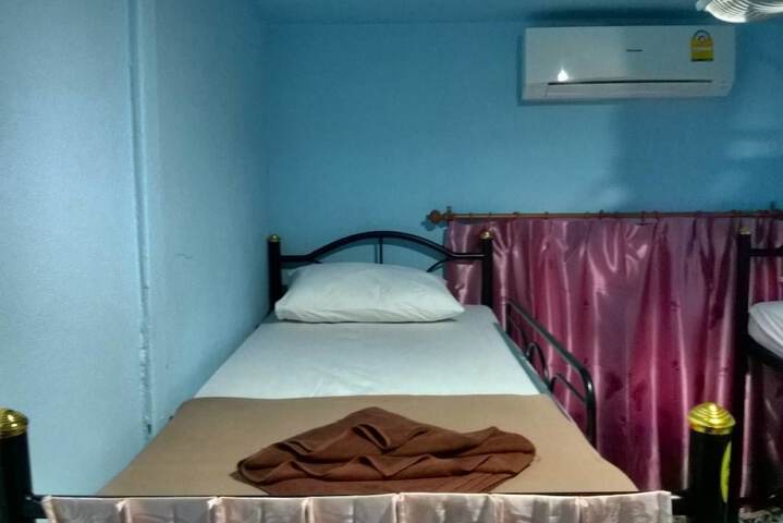 Room 6 of 18