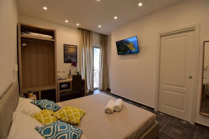 Room 8 of 25