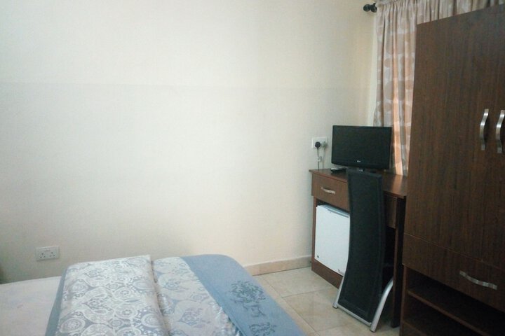 Room 8 of 16