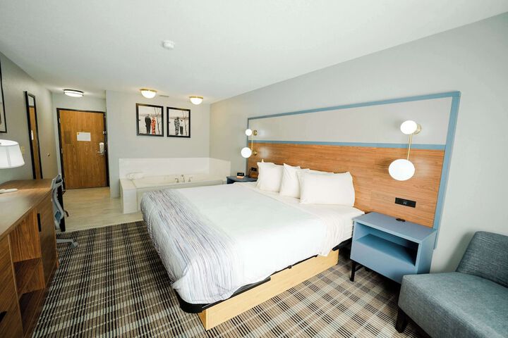 1 King Bed (5 of 18)