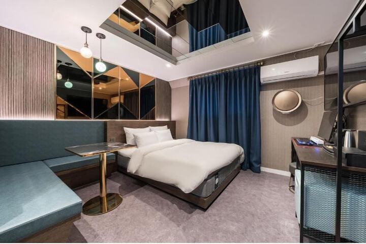 Room 8 of 26