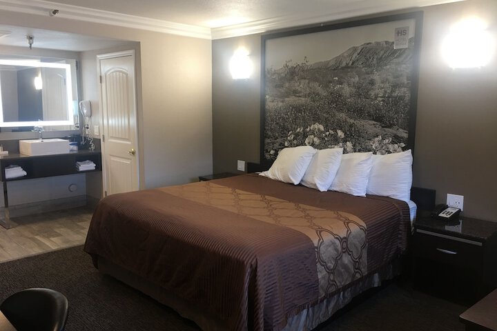 Deluxe King Bed Jetted Tub (16 of 16)
