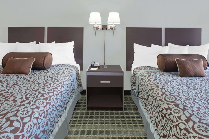 2 Queen Beds (2 of 24)