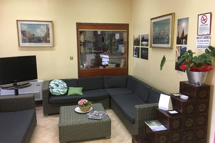 Lobby lounge