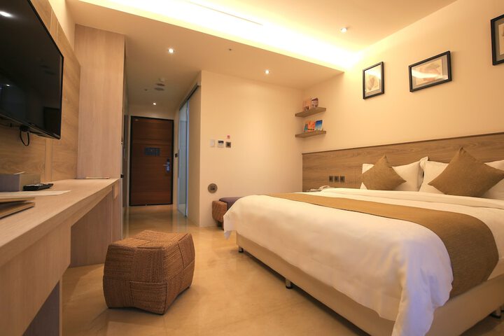 Room 28 of 102
