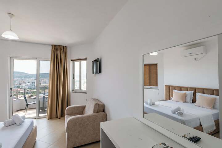 Room 4 of 113
