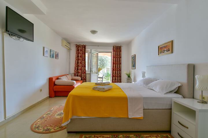 Room 4 of 80