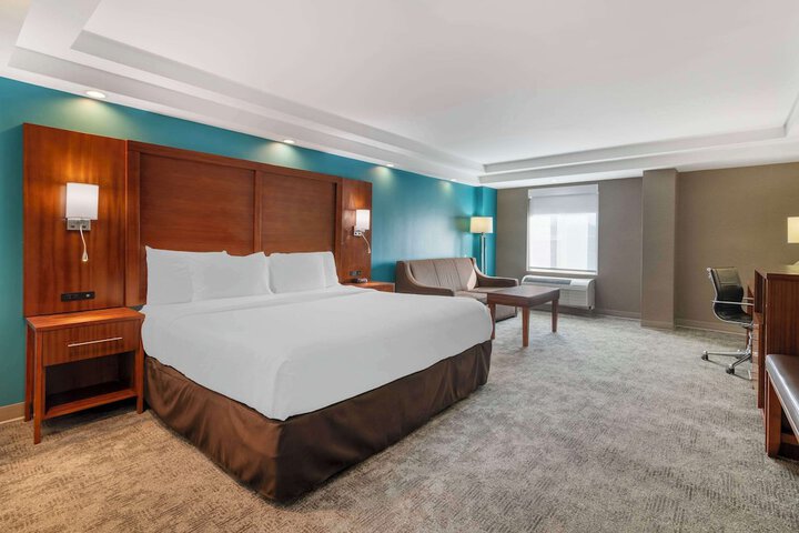 1 King Bed (4 of 15)