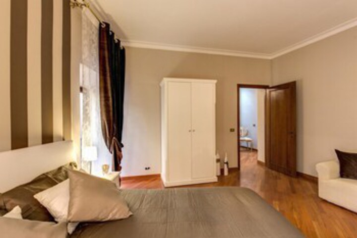 Room 27 of 33